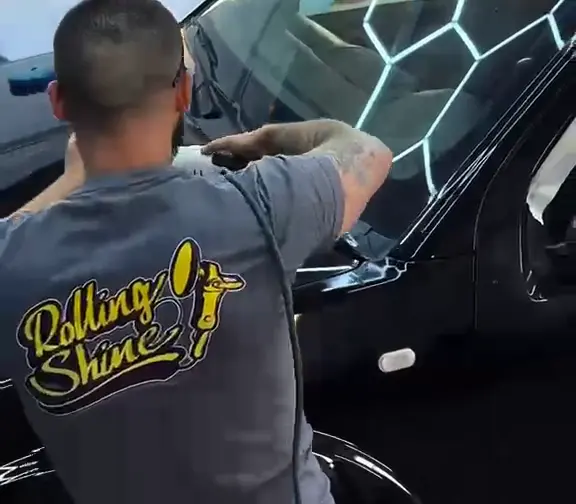 Ádám kézi gépi polírozás közben, a hátán a RollingShine logóval